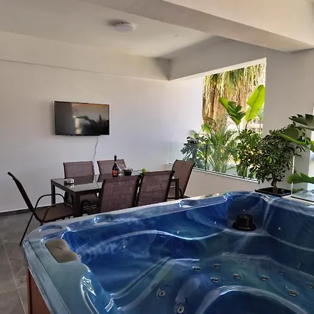 Carisa Deluxe With Jacuzzi 아파트 *