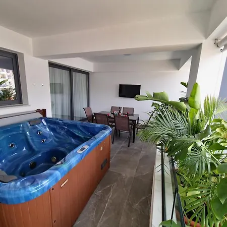 Carisa Deluxe With Jacuzzi 아파트