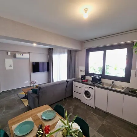 Appartamento Carisa Deluxe With Jacuzzi Larnaca