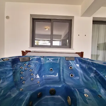 Carisa Deluxe With Jacuzzi *