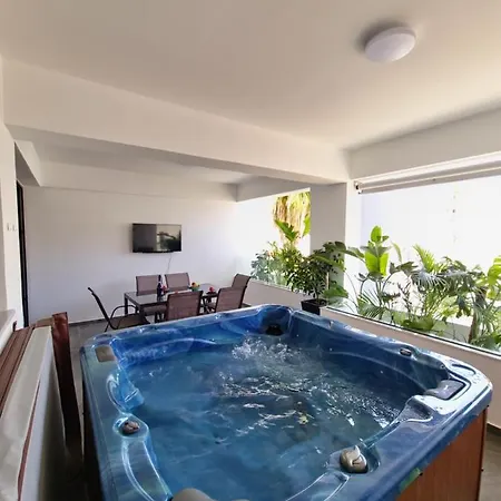 아파트 Carisa Deluxe With Jacuzzi 라르나카