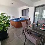Carisa Deluxe With Jacuzzi Apartman Lárnaka