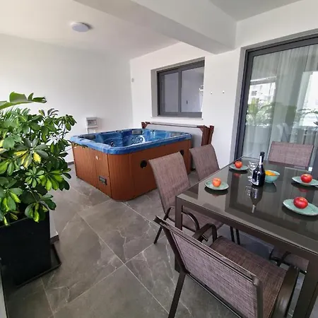 Carisa Deluxe With Jacuzzi Apartamento Lárnaca