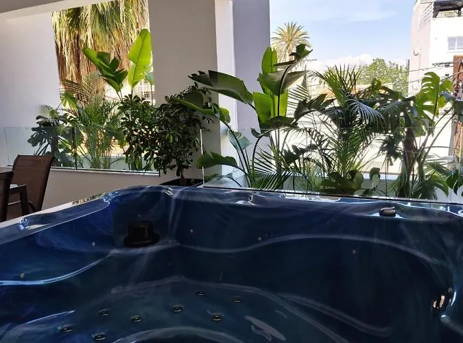 Carisa Deluxe With Jacuzzi شقة لارنكا