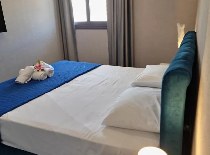 Carisa Deluxe With Jacuzzi شقة لارنكا