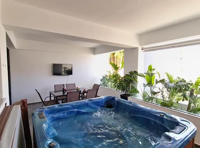 شقة Carisa Deluxe With Jacuzzi لارنكا